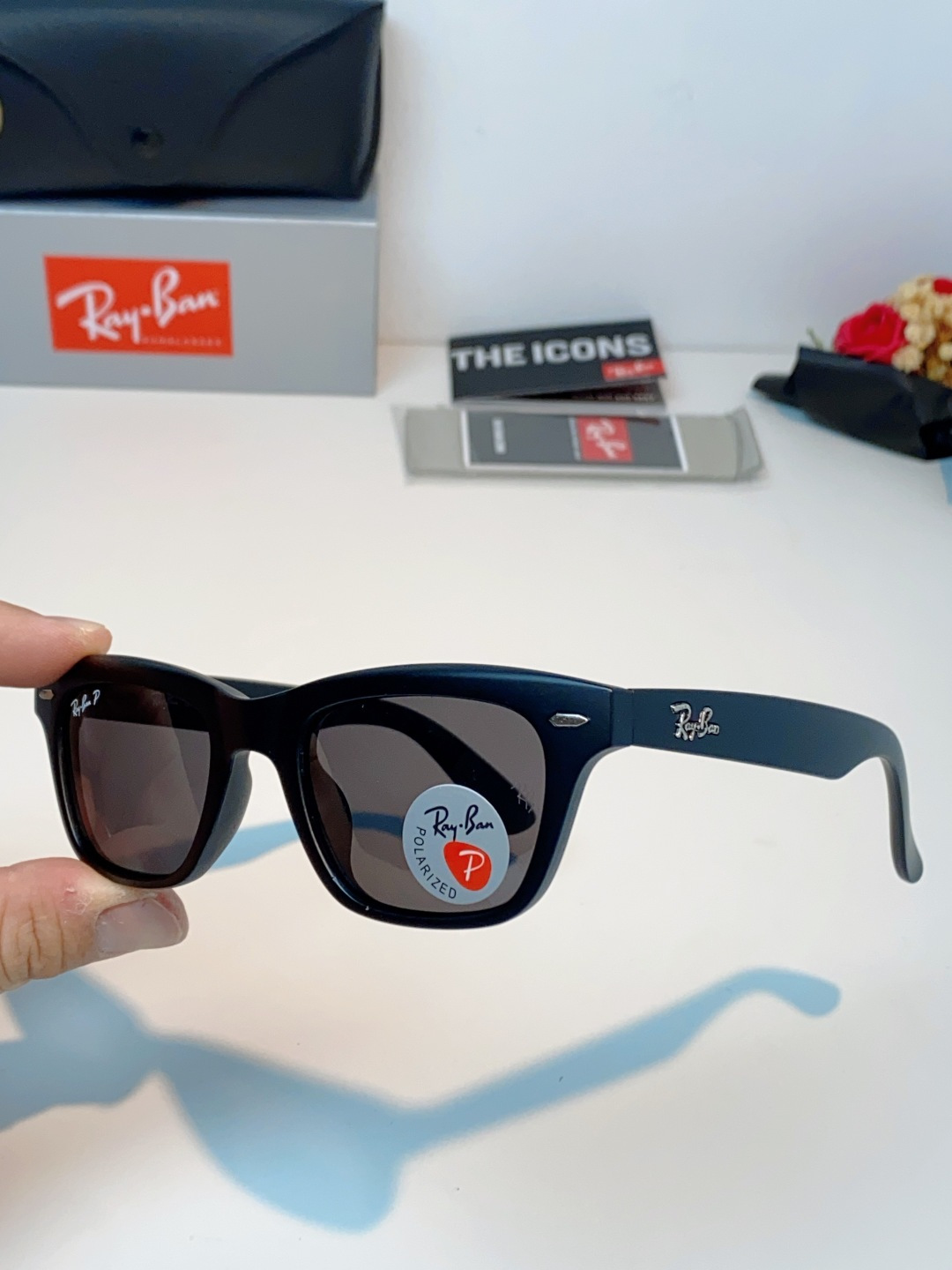 RayBan雷朋 永不过时的经典Wayfarer徒步者系列，这副哑光黑真的低调又耐看，告别亮黑的张扬，高