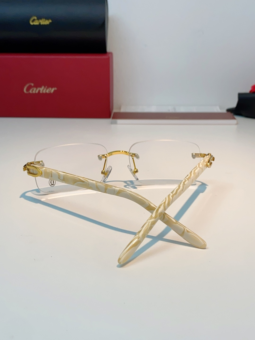 Cartier卡地亚 2026新款自带豪门氛围感的无框矩形镜型，利落切边镜片褪去冗余边框，视觉上轻盈干练