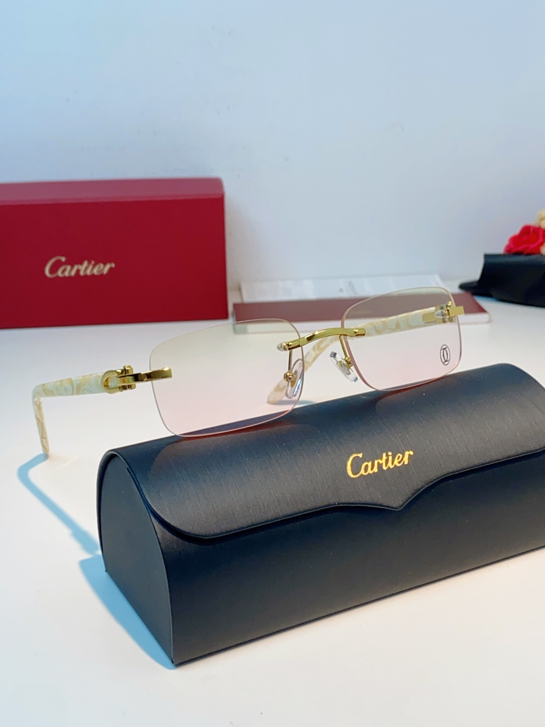 Cartier卡地亚 2026新款自带豪门氛围感的无框矩形镜型，利落切边镜片褪去冗余边框，视觉上轻盈干练
