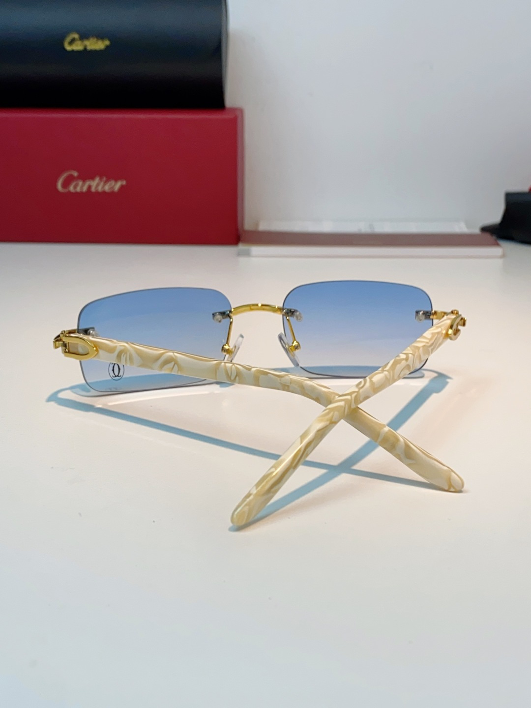 Cartier卡地亚 2026新款自带豪门氛围感的无框矩形镜型，利落切边镜片褪去冗余边框，视觉上轻盈干练