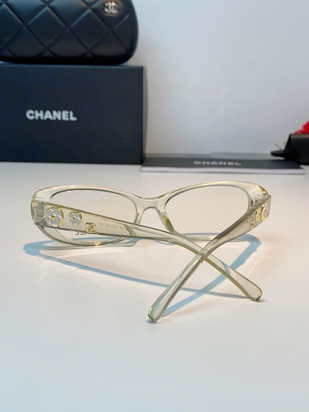 Chanel香奈儿 2026经典窄框猫眼椭圆版型，自带90年代复古滤镜，流畅上扬的镜框线条，柔和修饰脸颊