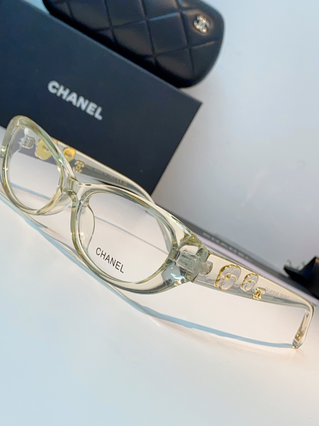 Chanel香奈儿 2026经典窄框猫眼椭圆版型，自带90年代复古滤镜，流畅上扬的镜框线条，柔和修饰脸颊