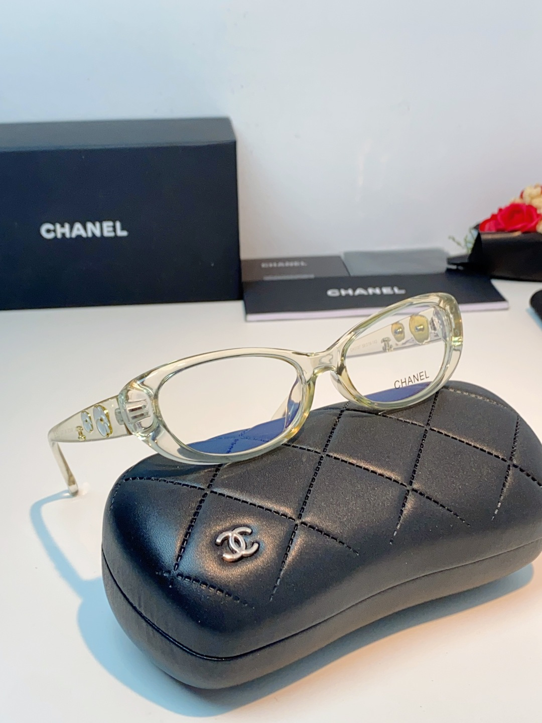 Chanel香奈儿 2026经典窄框猫眼椭圆版型，自带90年代复古滤镜，流畅上扬的镜框线条，柔和修饰脸颊