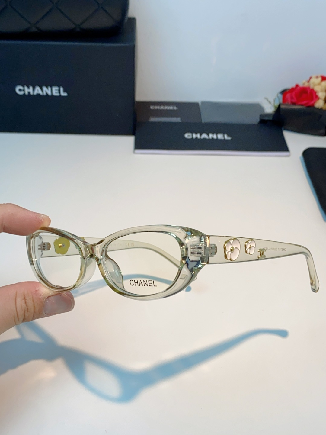 Chanel香奈儿 2026经典窄框猫眼椭圆版型，自带90年代复古滤镜，流畅上扬的镜框线条，柔和修饰脸颊