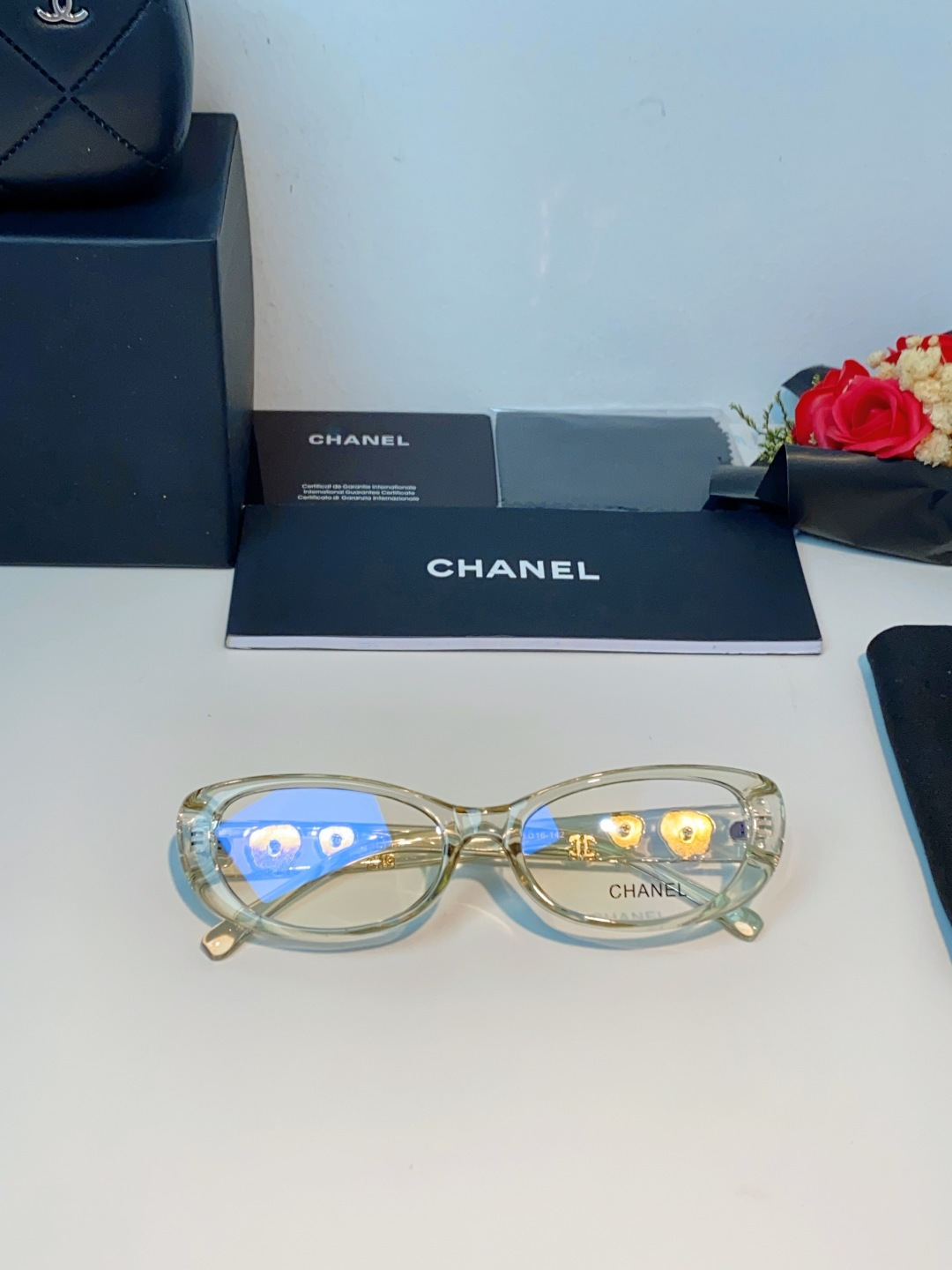 Chanel香奈儿 2026经典窄框猫眼椭圆版型，自带90年代复古滤镜，流畅上扬的镜框线条，柔和修饰脸颊