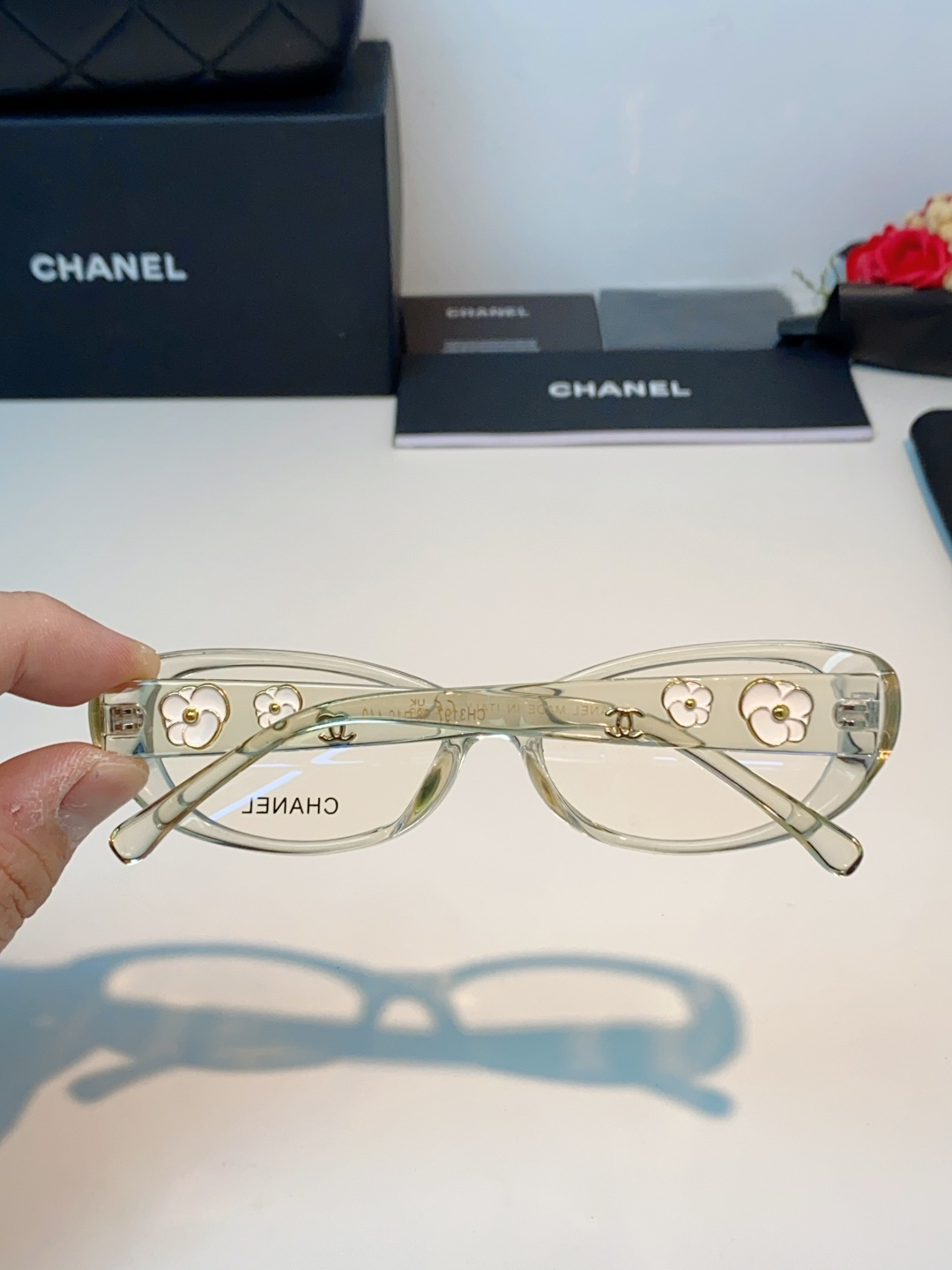 Chanel香奈儿 2026经典窄框猫眼椭圆版型，自带90年代复古滤镜，流畅上扬的镜框线条，柔和修饰脸颊