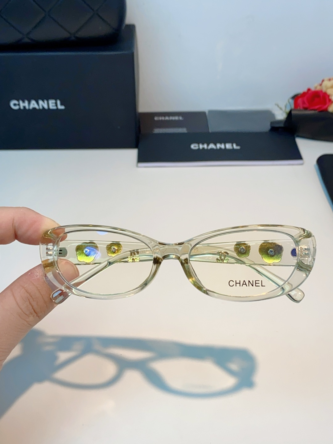 Chanel香奈儿 2026经典窄框猫眼椭圆版型，自带90年代复古滤镜，流畅上扬的镜框线条，柔和修饰脸颊