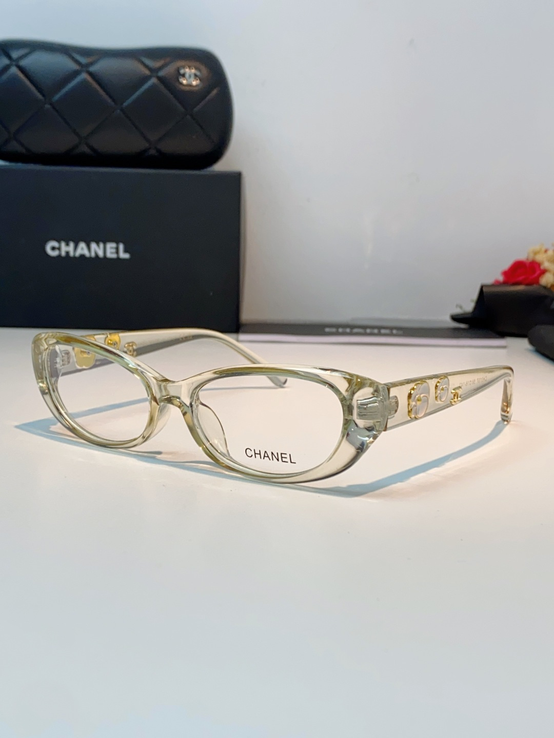 Chanel香奈儿 2026经典窄框猫眼椭圆版型，自带90年代复古滤镜，流畅上扬的镜框线条，柔和修饰脸颊