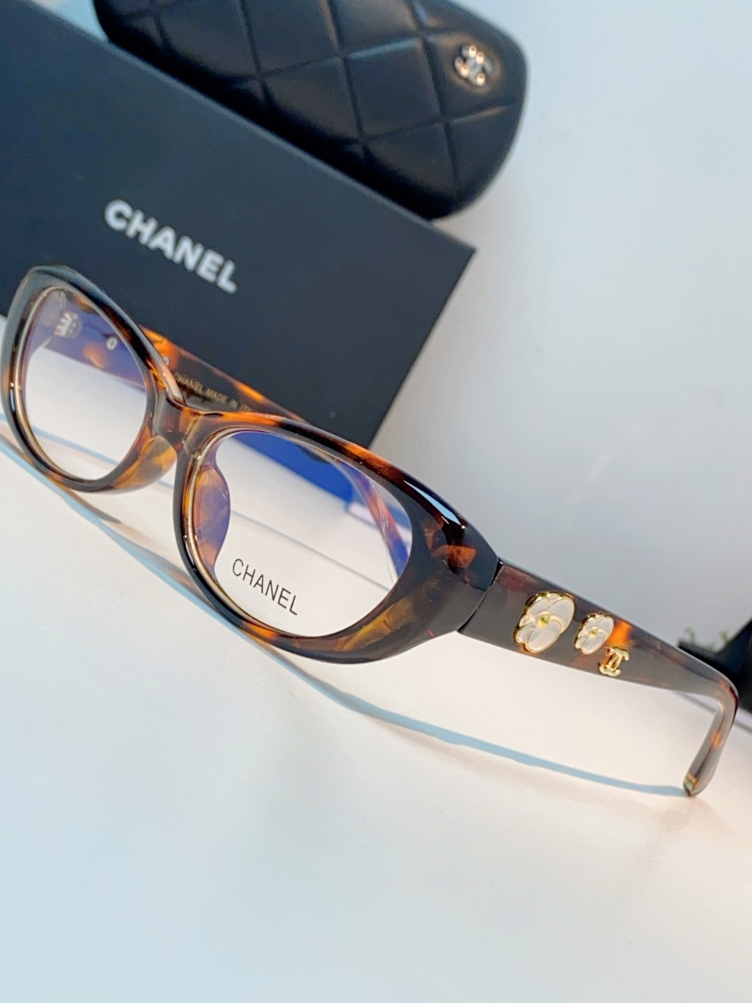 Chanel香奈儿 2026经典窄框猫眼椭圆版型，自带90年代复古滤镜，流畅上扬的镜框线条，柔和修饰脸颊