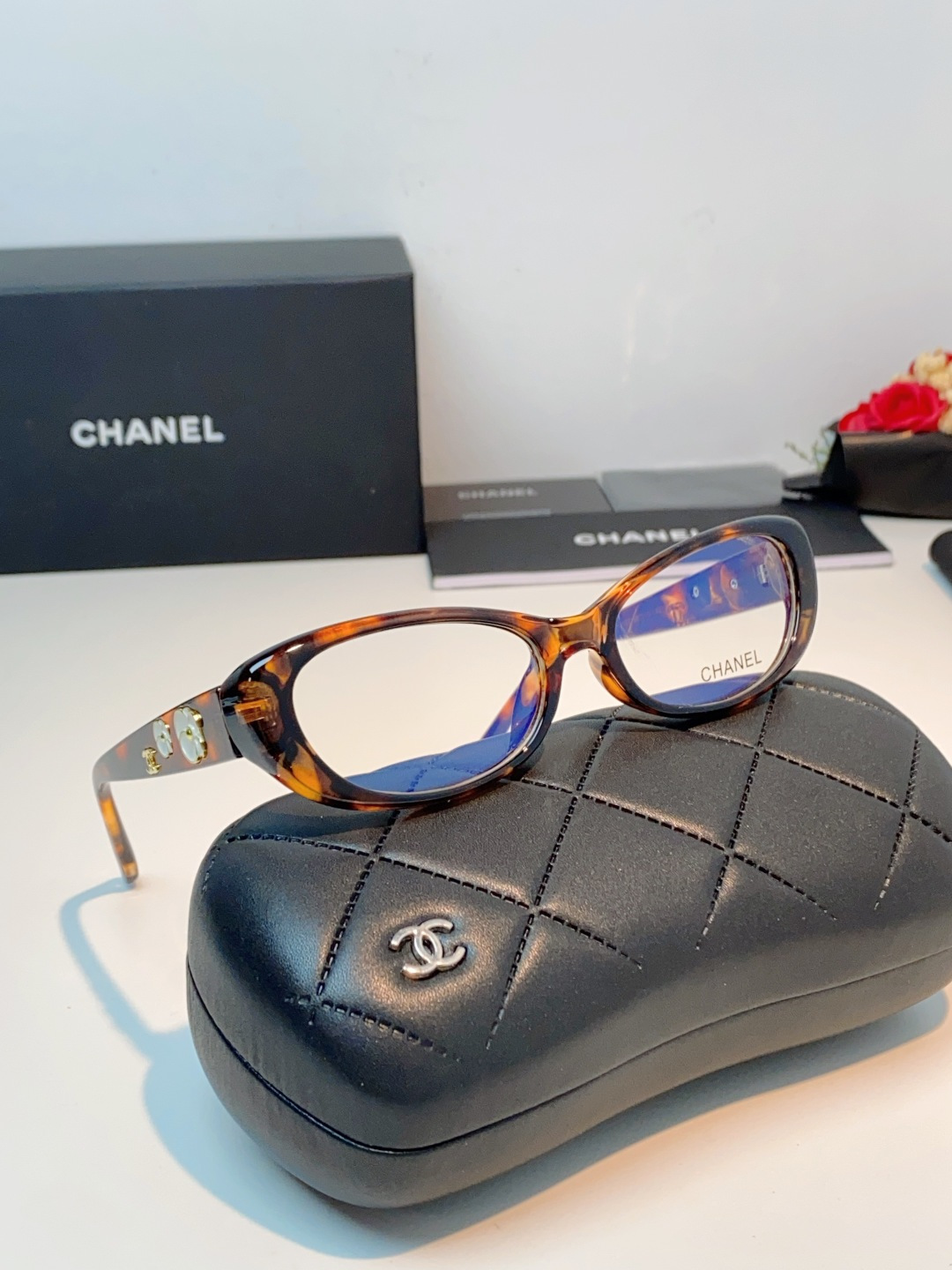 Chanel香奈儿 2026经典窄框猫眼椭圆版型，自带90年代复古滤镜，流畅上扬的镜框线条，柔和修饰脸颊