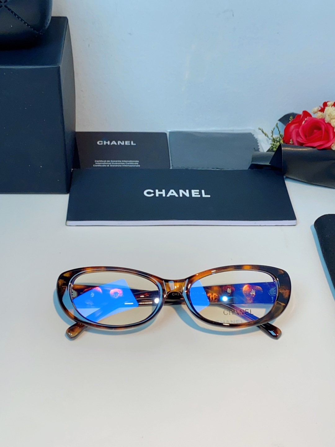 Chanel香奈儿 2026经典窄框猫眼椭圆版型，自带90年代复古滤镜，流畅上扬的镜框线条，柔和修饰脸颊