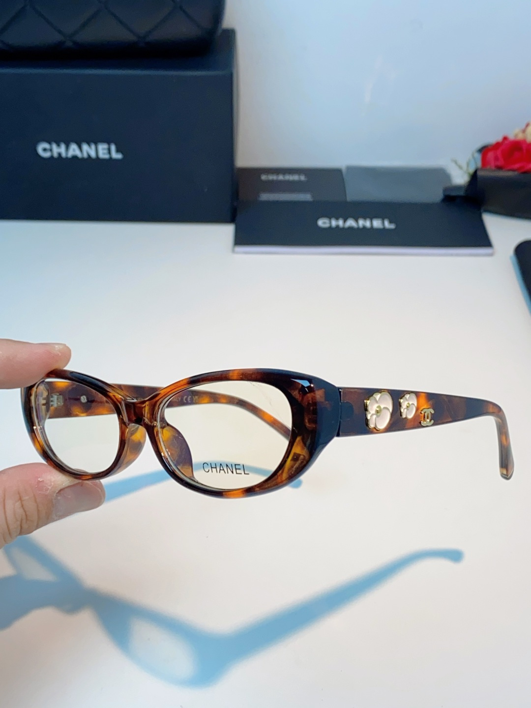 Chanel香奈儿 2026经典窄框猫眼椭圆版型，自带90年代复古滤镜，流畅上扬的镜框线条，柔和修饰脸颊