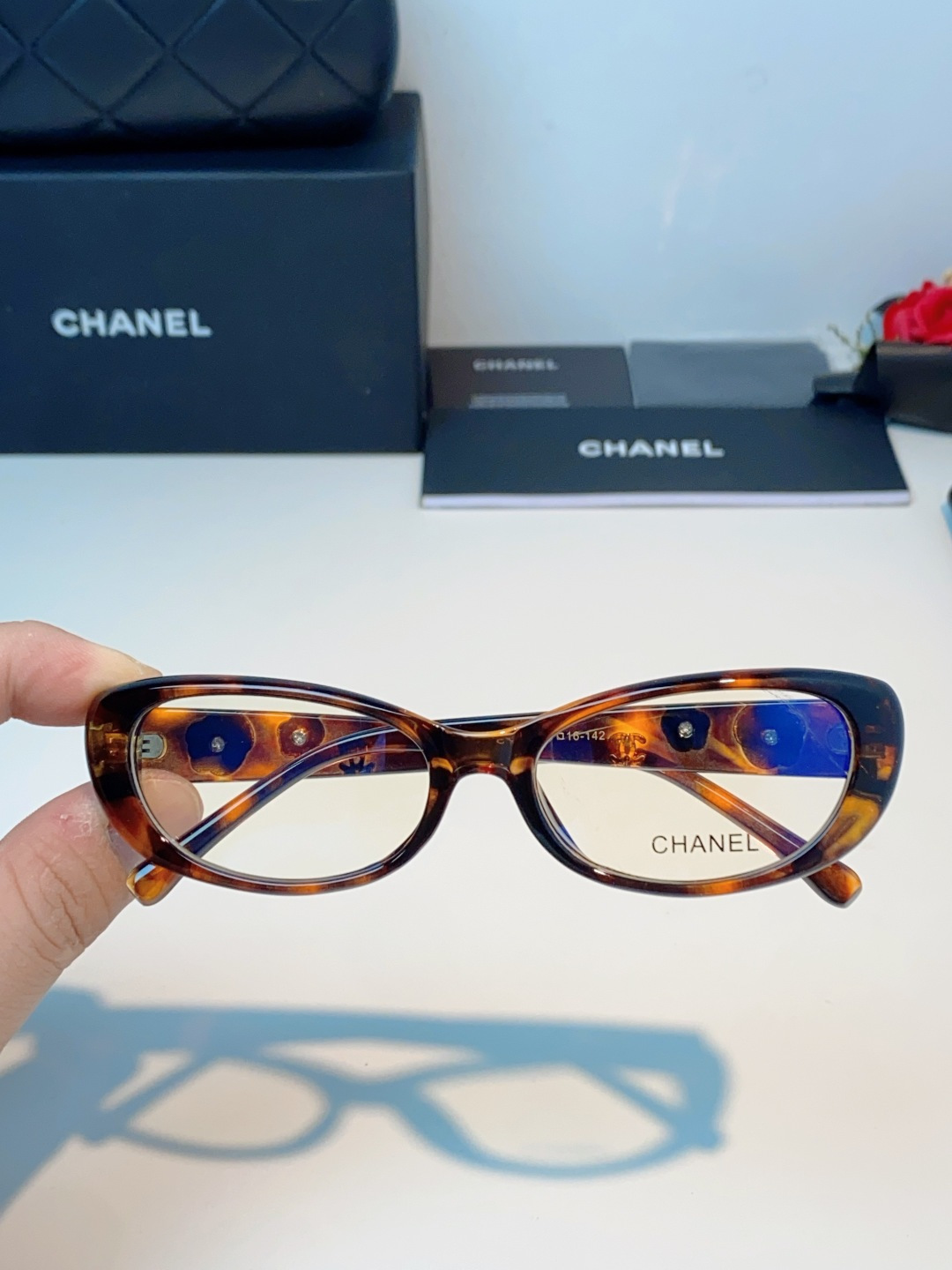 Chanel香奈儿 2026经典窄框猫眼椭圆版型，自带90年代复古滤镜，流畅上扬的镜框线条，柔和修饰脸颊