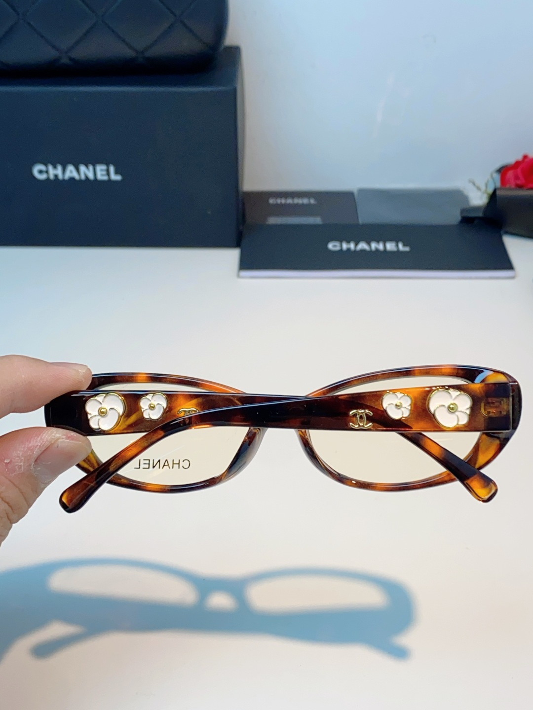 Chanel香奈儿 2026经典窄框猫眼椭圆版型，自带90年代复古滤镜，流畅上扬的镜框线条，柔和修饰脸颊