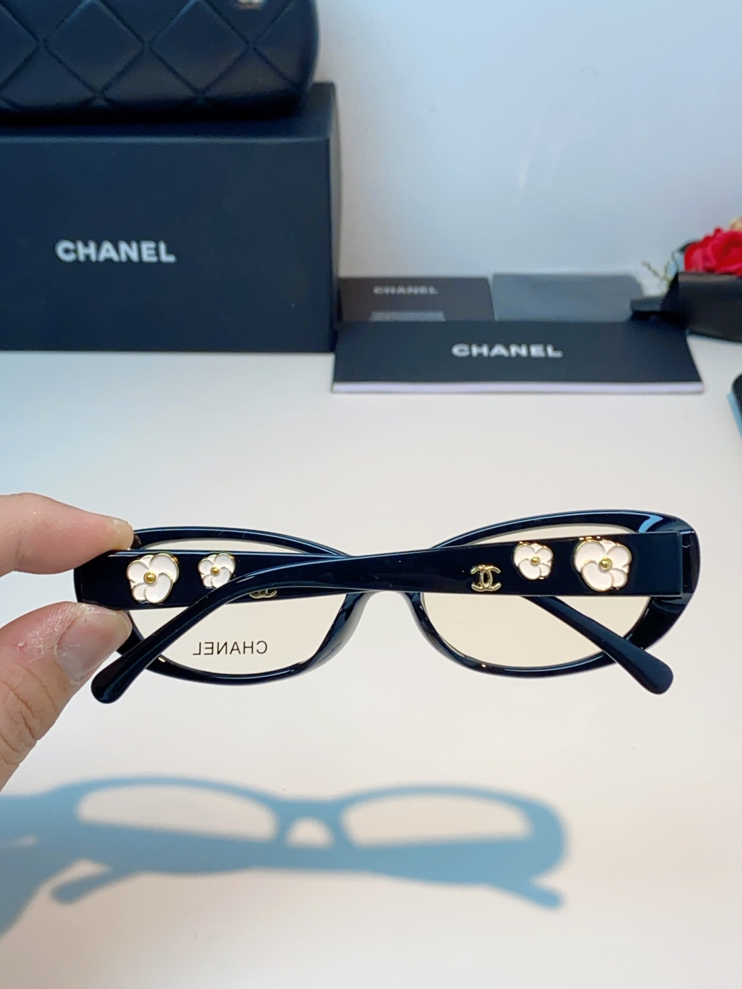 Chanel香奈儿 2026经典窄框猫眼椭圆版型，自带90年代复古滤镜，流畅上扬的镜框线条，柔和修饰脸颊
