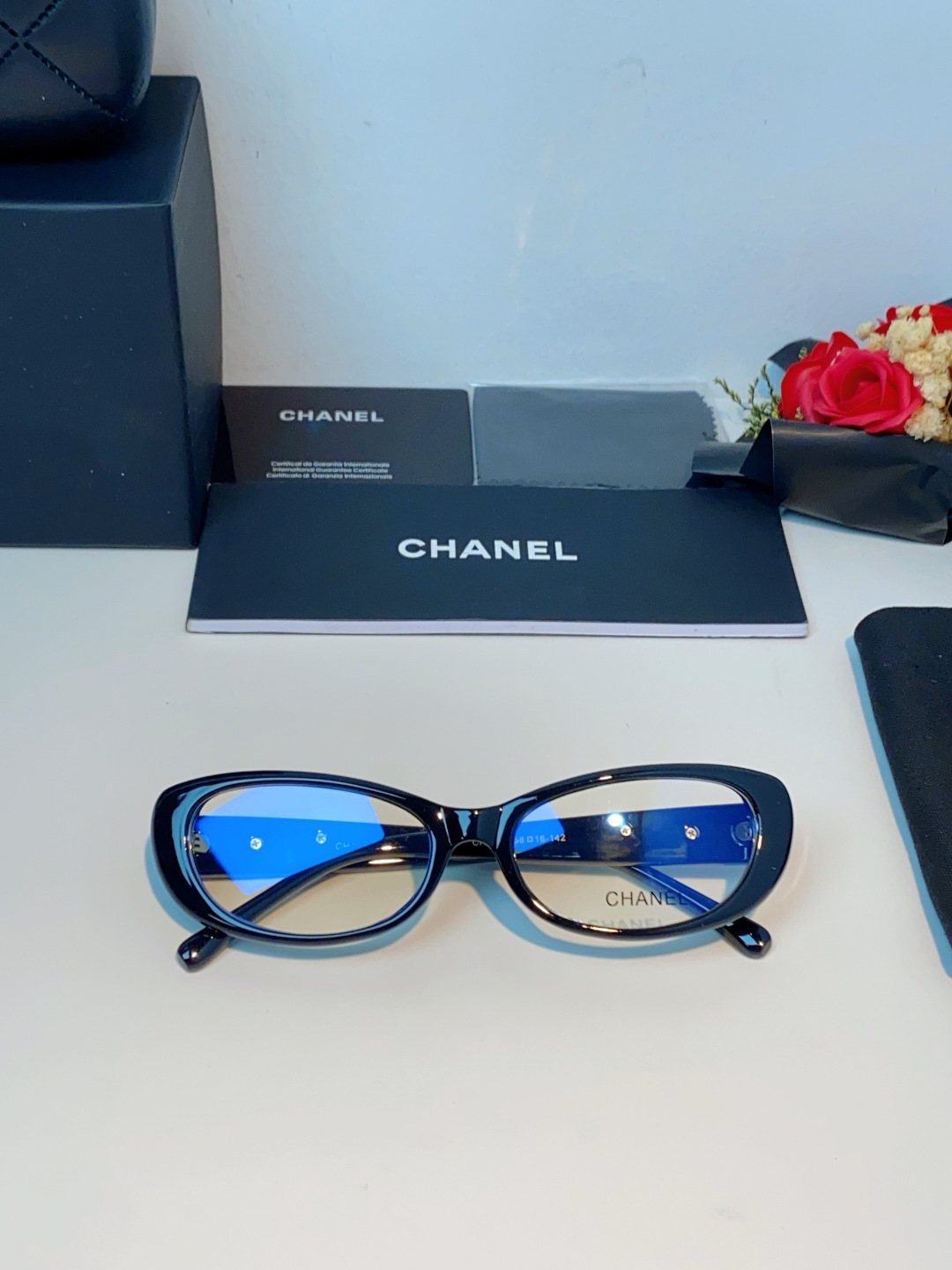 Chanel香奈儿 2026经典窄框猫眼椭圆版型，自带90年代复古滤镜，流畅上扬的镜框线条，柔和修饰脸颊