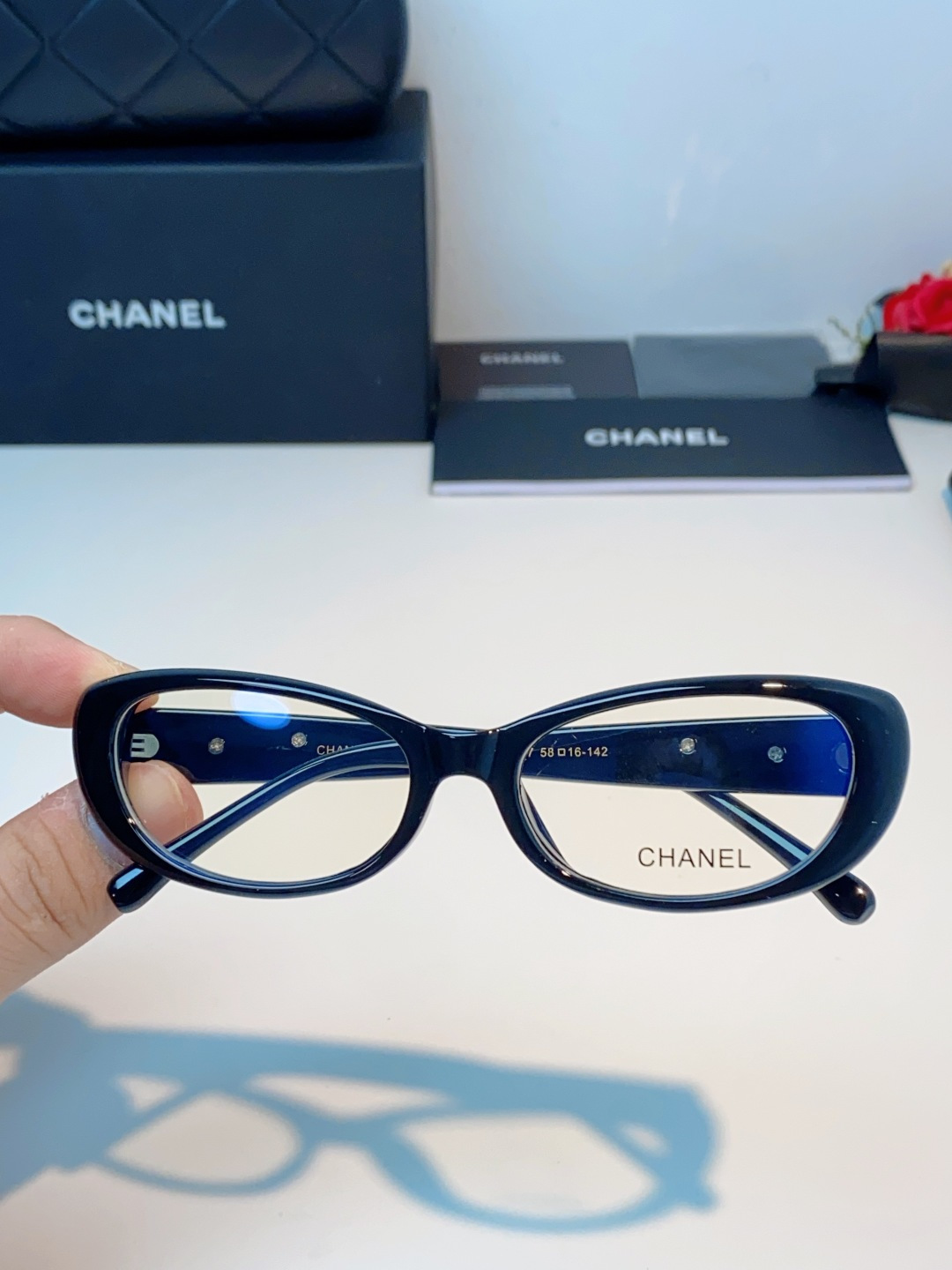 Chanel香奈儿 2026经典窄框猫眼椭圆版型，自带90年代复古滤镜，流畅上扬的镜框线条，柔和修饰脸颊