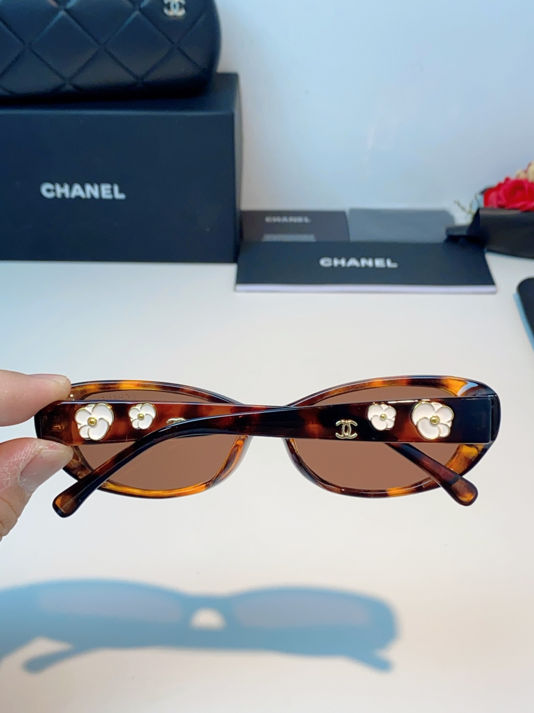 Chanel香奈儿 2026经典窄框猫眼椭圆版型，自带90年代复古滤镜，流畅上扬的镜框线条，柔和修饰脸颊