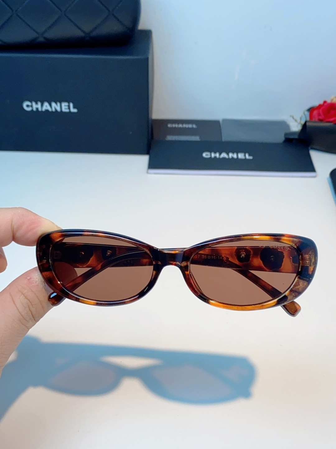 Chanel香奈儿 2026经典窄框猫眼椭圆版型，自带90年代复古滤镜，流畅上扬的镜框线条，柔和修饰脸颊
