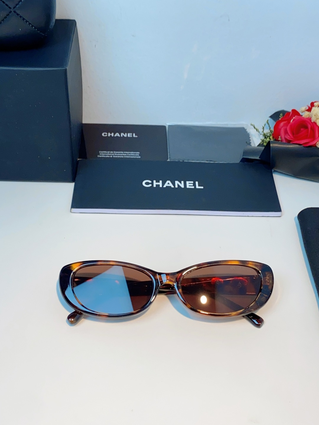 Chanel香奈儿 2026经典窄框猫眼椭圆版型，自带90年代复古滤镜，流畅上扬的镜框线条，柔和修饰脸颊