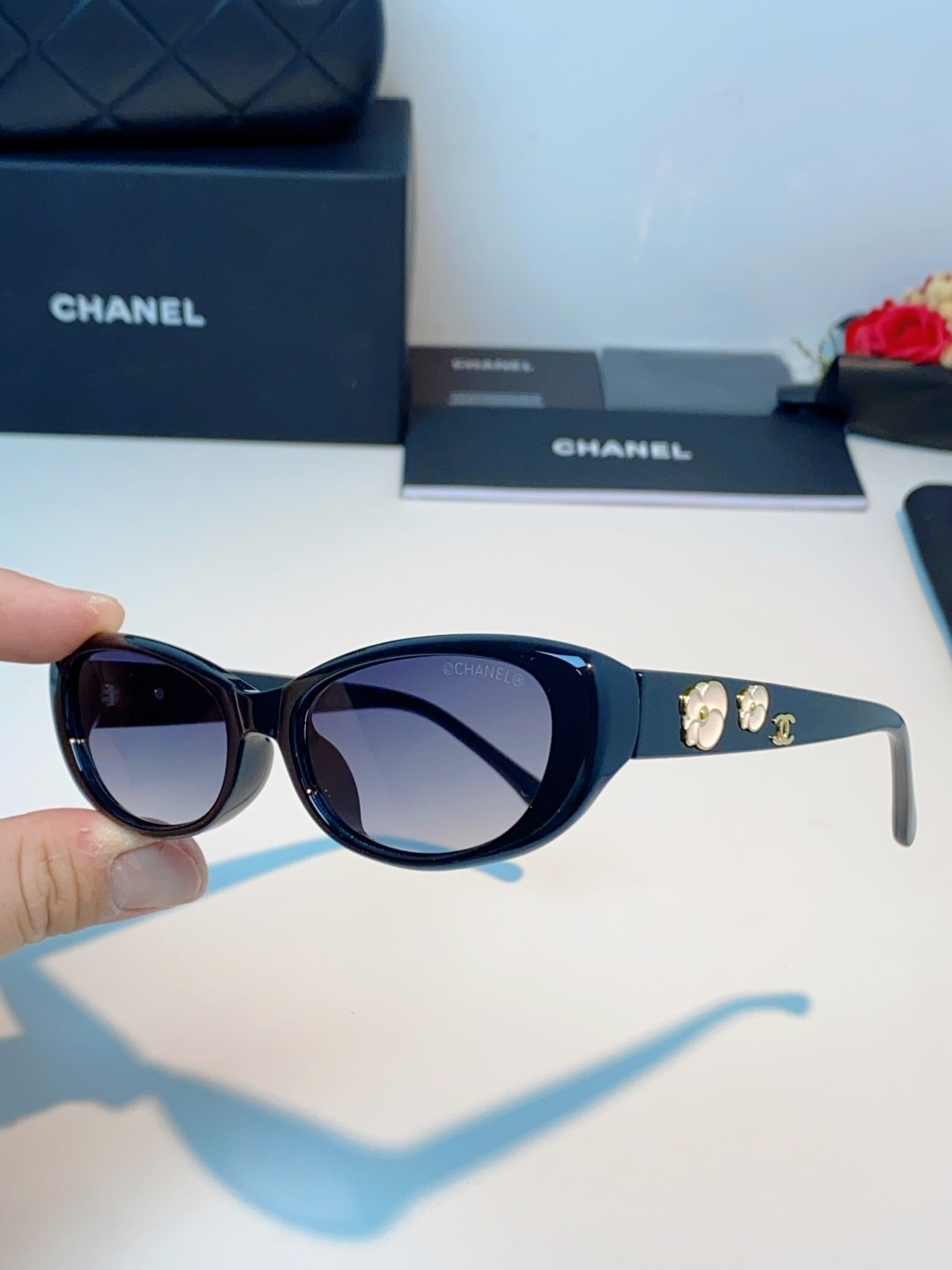 Chanel香奈儿 2026经典窄框猫眼椭圆版型，自带90年代复古滤镜，流畅上扬的镜框线条，柔和修饰脸颊