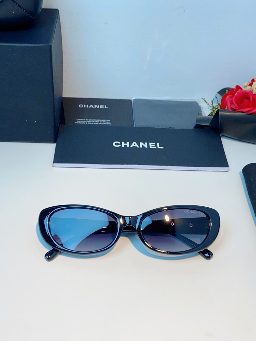 Chanel香奈儿 2026经典窄框猫眼椭圆版型，自带90年代复古滤镜，流畅上扬的镜框线条，柔和修饰脸颊