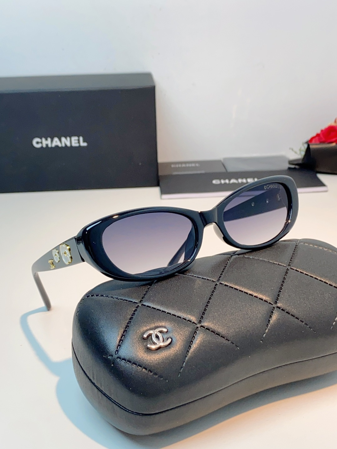 Chanel香奈儿 2026经典窄框猫眼椭圆版型，自带90年代复古滤镜，流畅上扬的镜框线条，柔和修饰脸颊