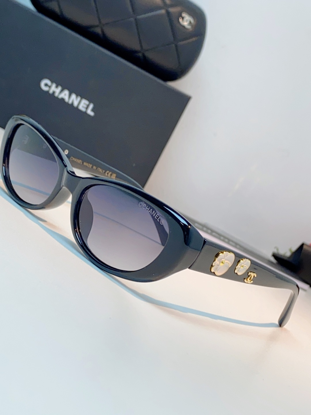Chanel香奈儿 2026经典窄框猫眼椭圆版型，自带90年代复古滤镜，流畅上扬的镜框线条，柔和修饰脸颊
