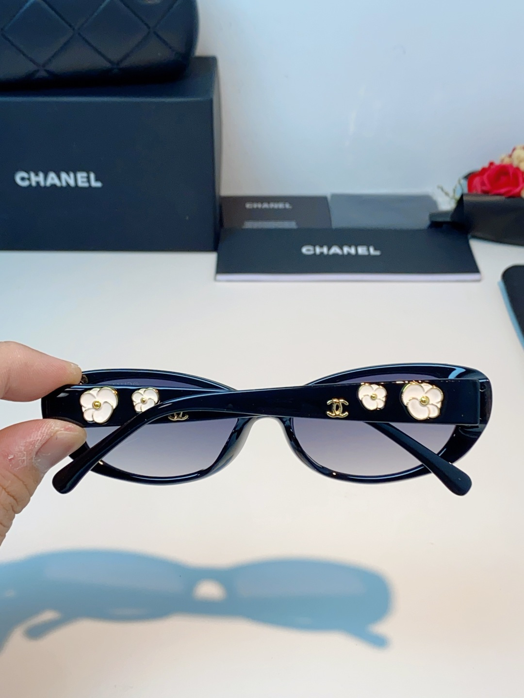 Chanel香奈儿 2026经典窄框猫眼椭圆版型，自带90年代复古滤镜，流畅上扬的镜框线条，柔和修饰脸颊
