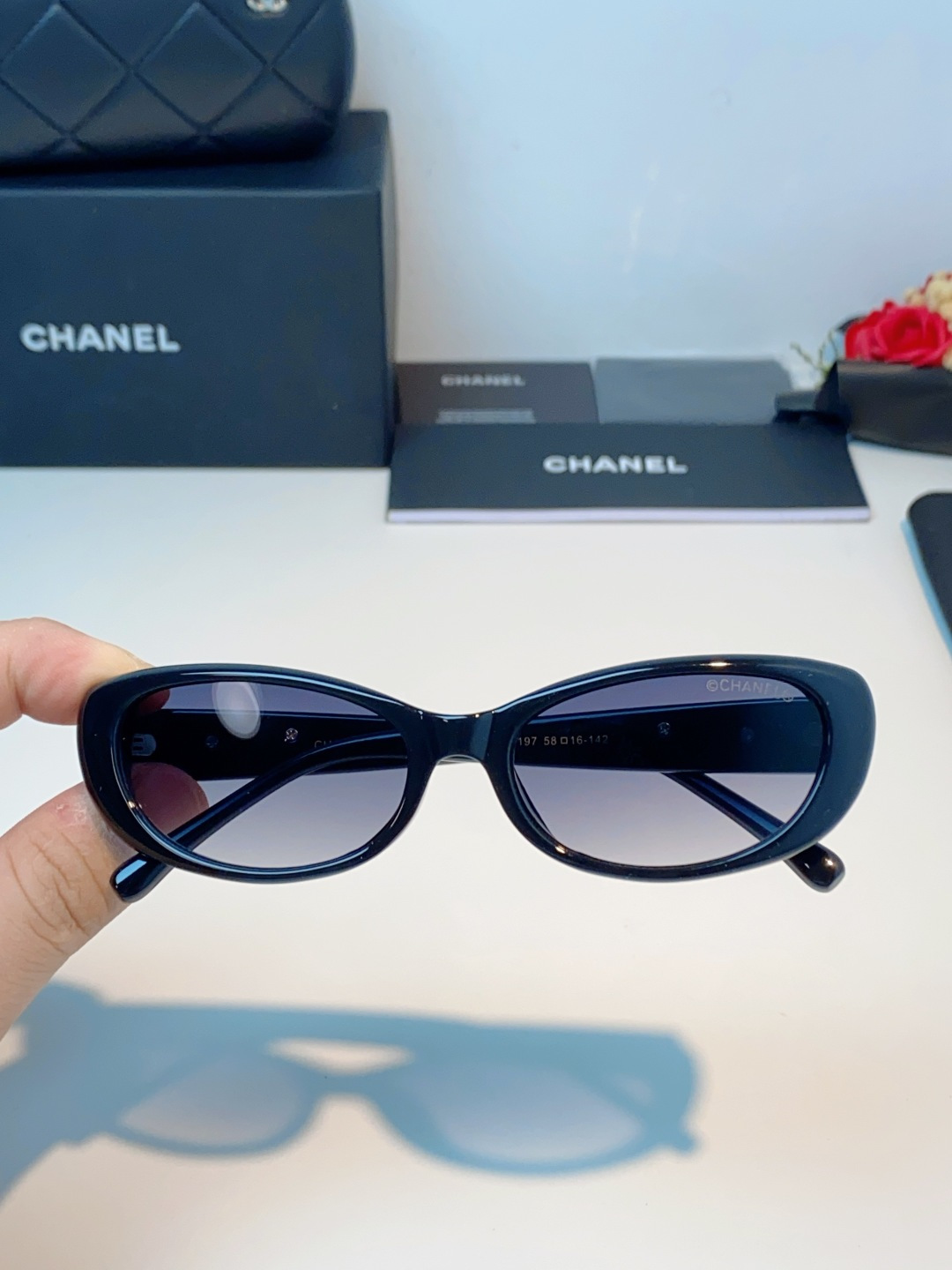 Chanel香奈儿 2026经典窄框猫眼椭圆版型，自带90年代复古滤镜，流畅上扬的镜框线条，柔和修饰脸颊