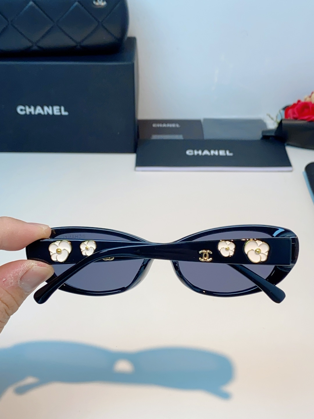 Chanel香奈儿 2026经典窄框猫眼椭圆版型，自带90年代复古滤镜，流畅上扬的镜框线条，柔和修饰脸颊