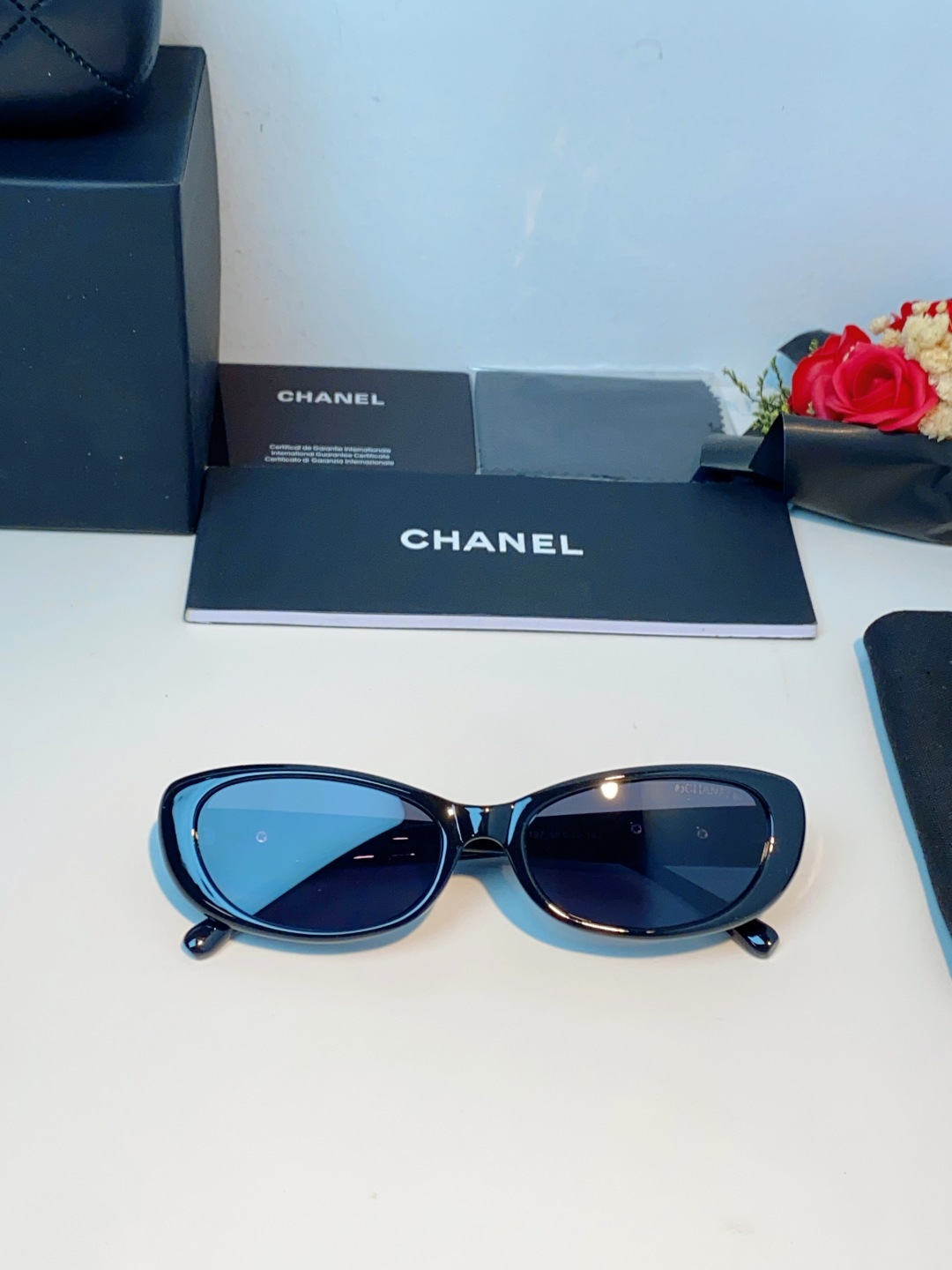 Chanel香奈儿 2026经典窄框猫眼椭圆版型，自带90年代复古滤镜，流畅上扬的镜框线条，柔和修饰脸颊