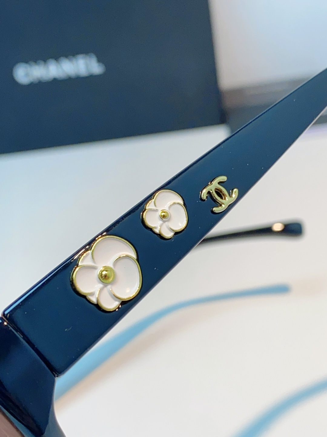 Chanel香奈儿 2026经典窄框猫眼椭圆版型，自带90年代复古滤镜，流畅上扬的镜框线条，柔和修饰脸颊