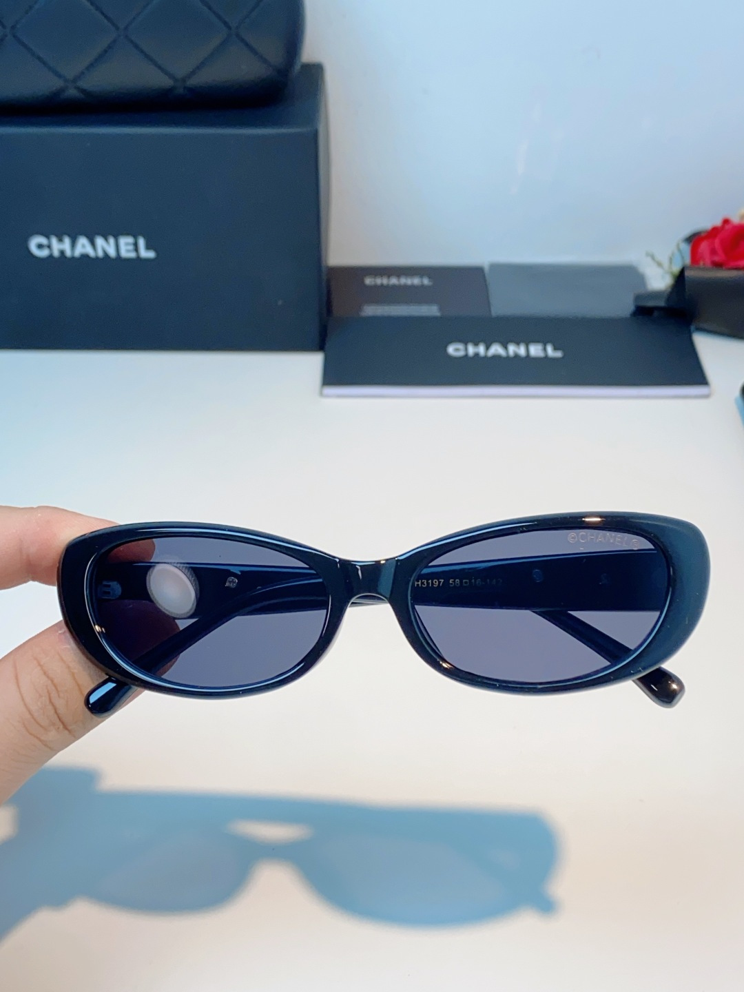 Chanel香奈儿 2026经典窄框猫眼椭圆版型，自带90年代复古滤镜，流畅上扬的镜框线条，柔和修饰脸颊