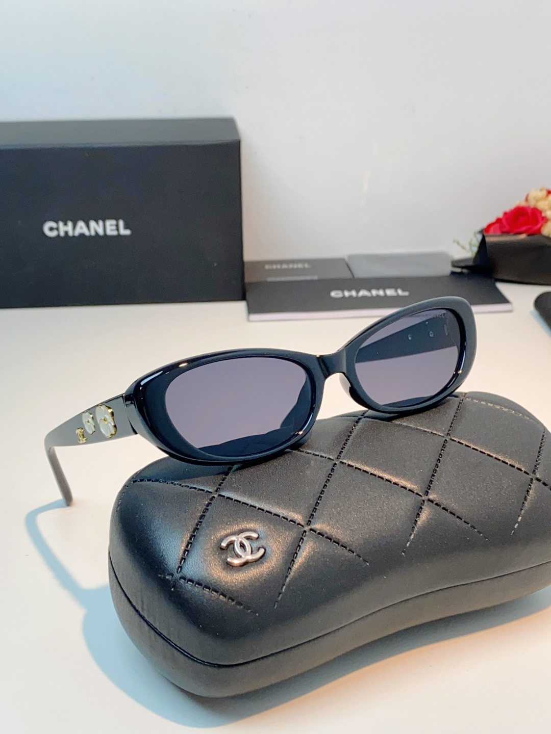 Chanel香奈儿 2026经典窄框猫眼椭圆版型，自带90年代复古滤镜，流畅上扬的镜框线条，柔和修饰脸颊