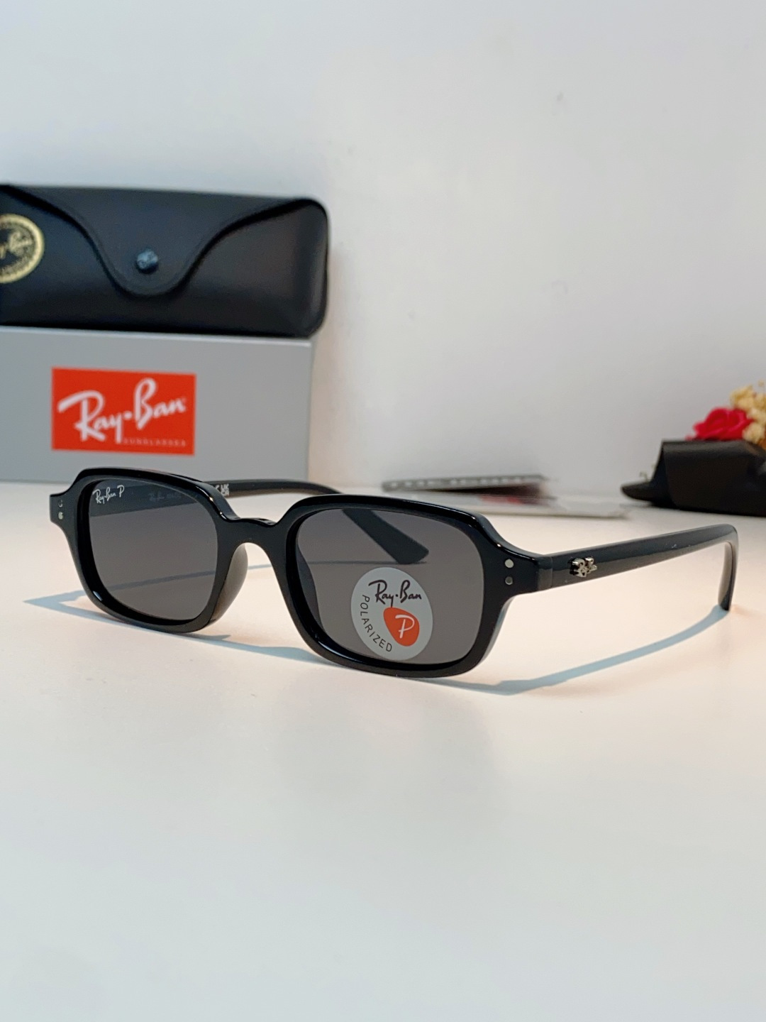 RayBan雷朋 自带复古滤镜的小方框偏光墨镜，利落窄方版型，刚好修饰颧骨与宽下颌，圆脸、方脸都能轻松驾