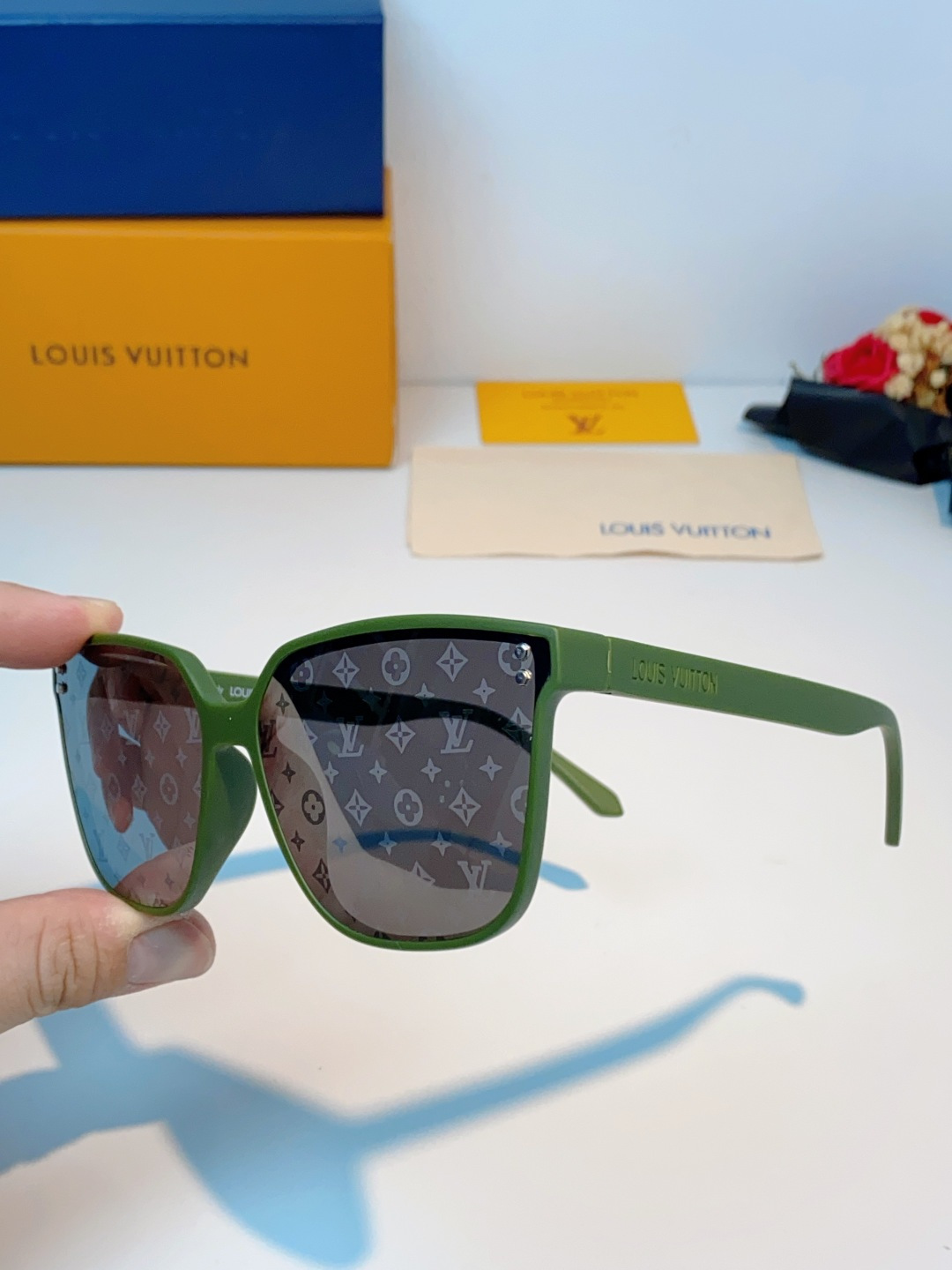 LOUISVUITTON路易威登  Monogram新款Lv大方框真的兼顾气场与显瘦效果！利落微阔方形镜