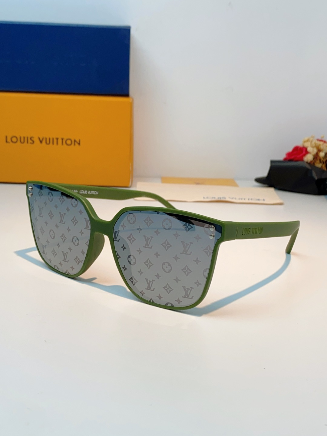 LOUISVUITTON路易威登  Monogram新款Lv大方框真的兼顾气场与显瘦效果！利落微阔方形镜
