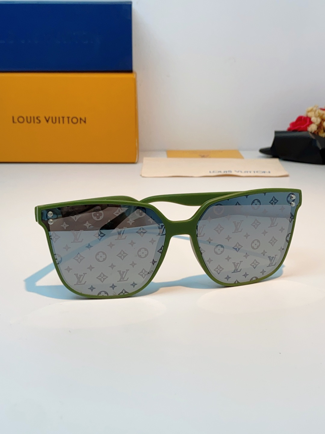LOUISVUITTON路易威登  Monogram新款Lv大方框真的兼顾气场与显瘦效果！利落微阔方形镜