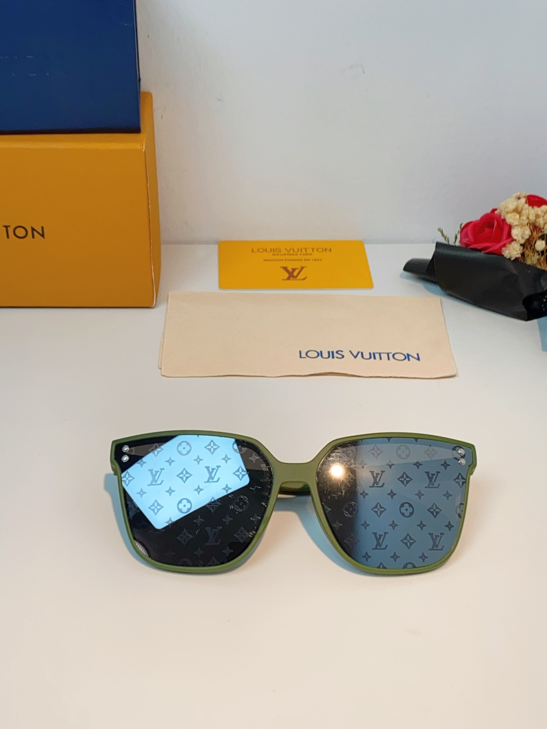LOUISVUITTON路易威登  Monogram新款Lv大方框真的兼顾气场与显瘦效果！利落微阔方形镜