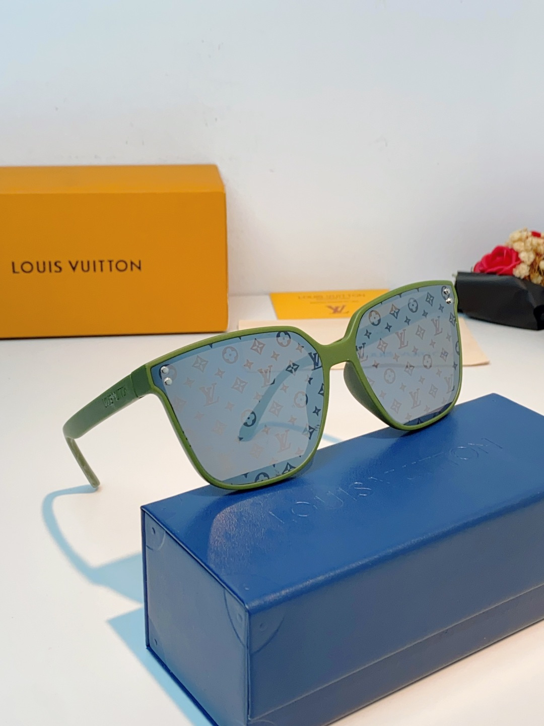 LOUISVUITTON路易威登  Monogram新款Lv大方框真的兼顾气场与显瘦效果！利落微阔方形镜