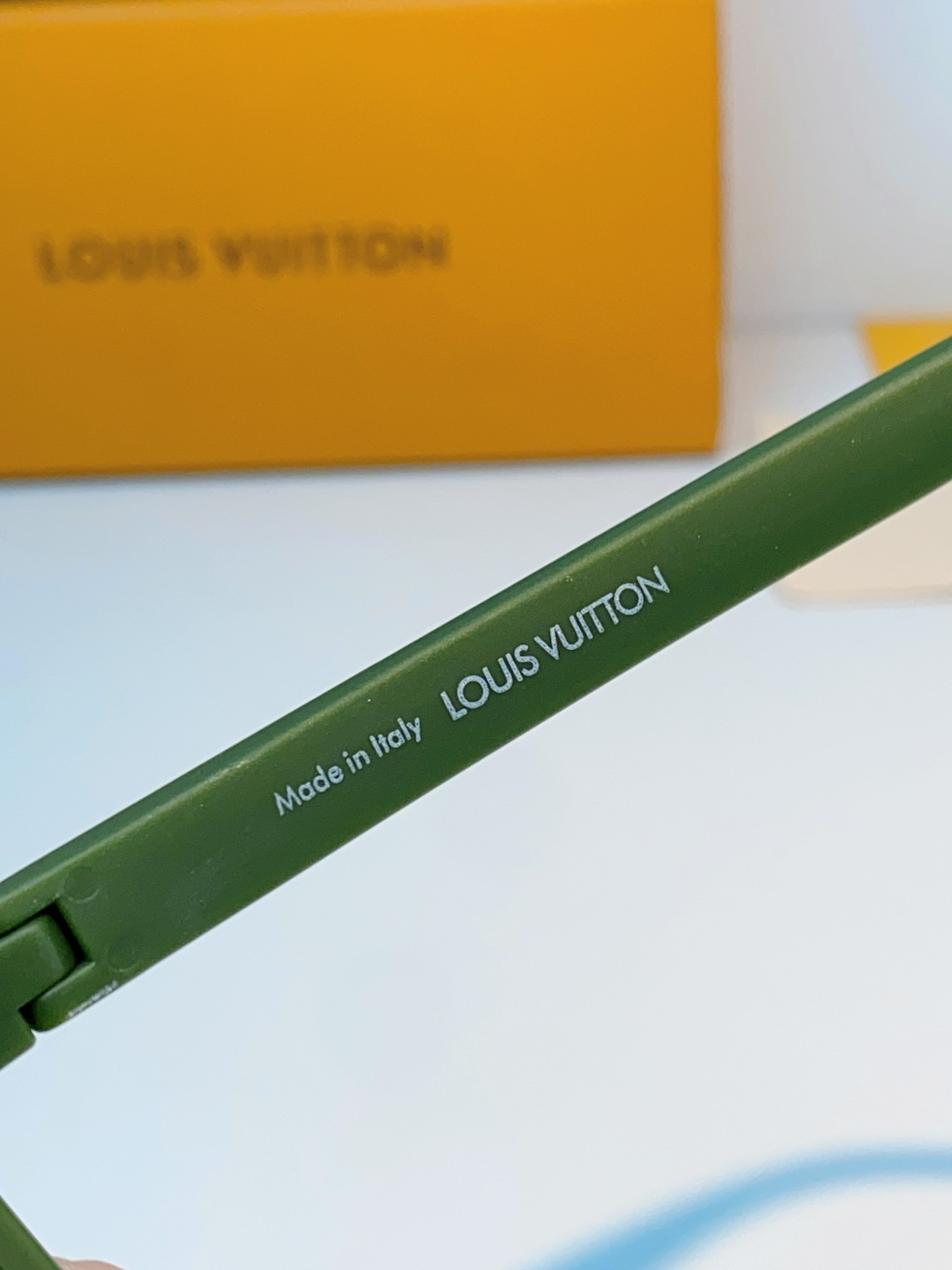 LOUISVUITTON路易威登  Monogram新款Lv大方框真的兼顾气场与显瘦效果！利落微阔方形镜