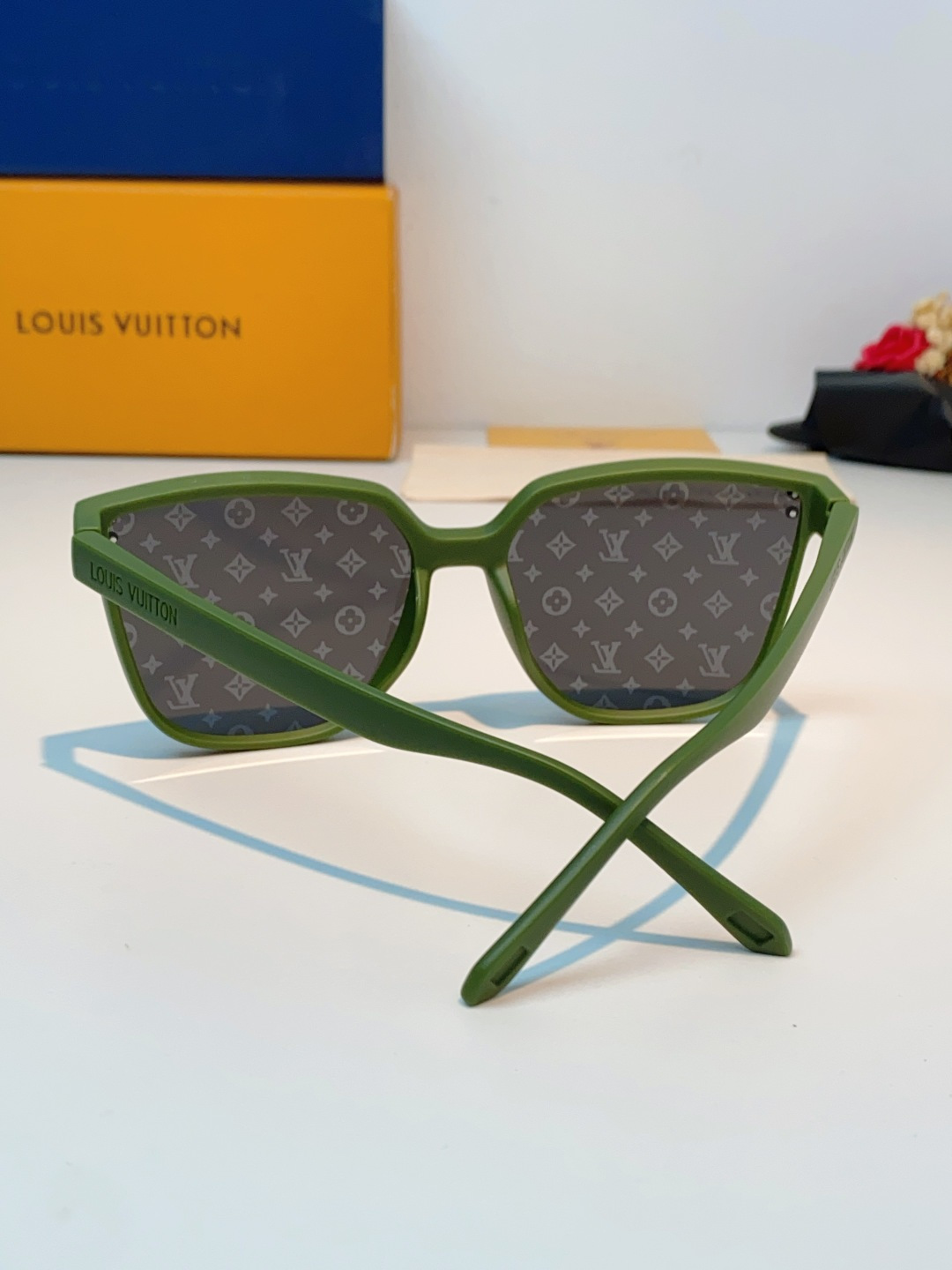 LOUISVUITTON路易威登  Monogram新款Lv大方框真的兼顾气场与显瘦效果！利落微阔方形镜