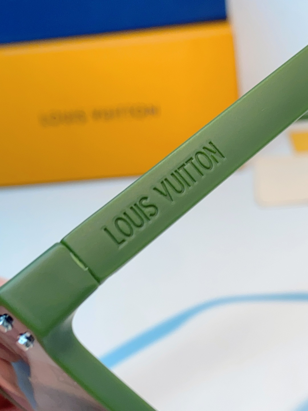 LOUISVUITTON路易威登  Monogram新款Lv大方框真的兼顾气场与显瘦效果！利落微阔方形镜