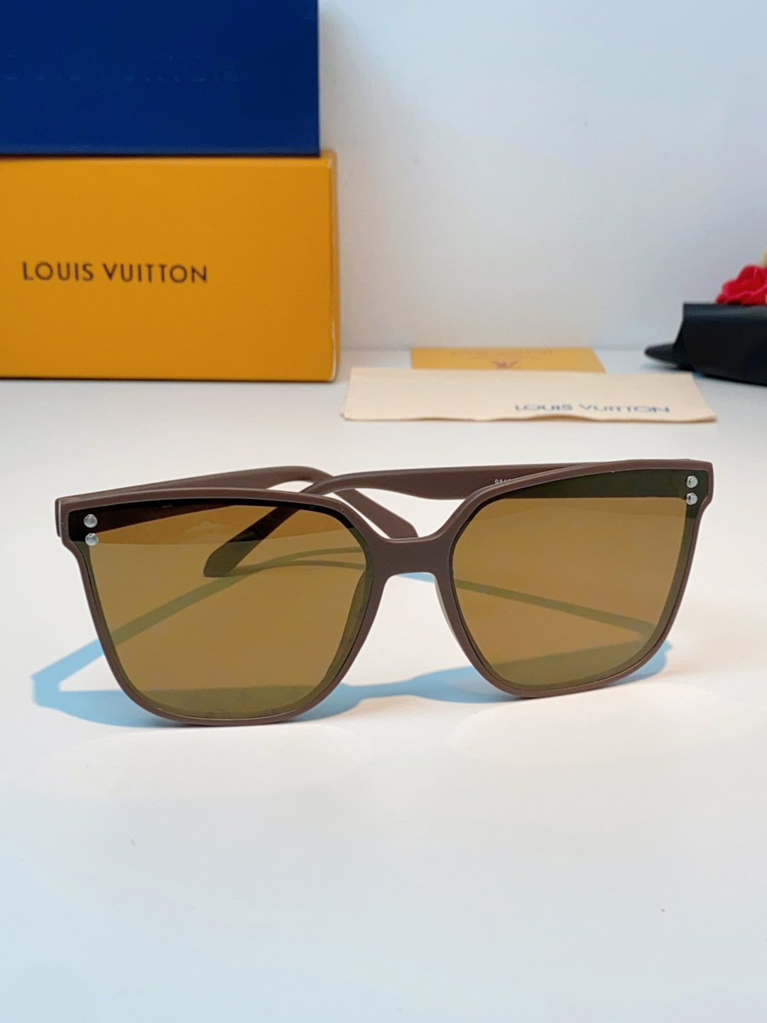 LOUISVUITTON路易威登  Lv大方框真的兼顾气场与显瘦效果！利落微阔方形镜框，恰到好处地包裹脸