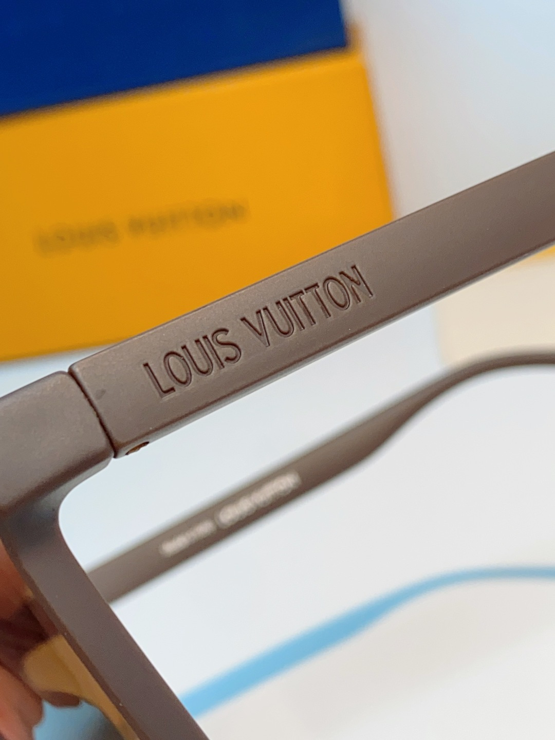 LOUISVUITTON路易威登  Lv大方框真的兼顾气场与显瘦效果！利落微阔方形镜框，恰到好处地包裹脸