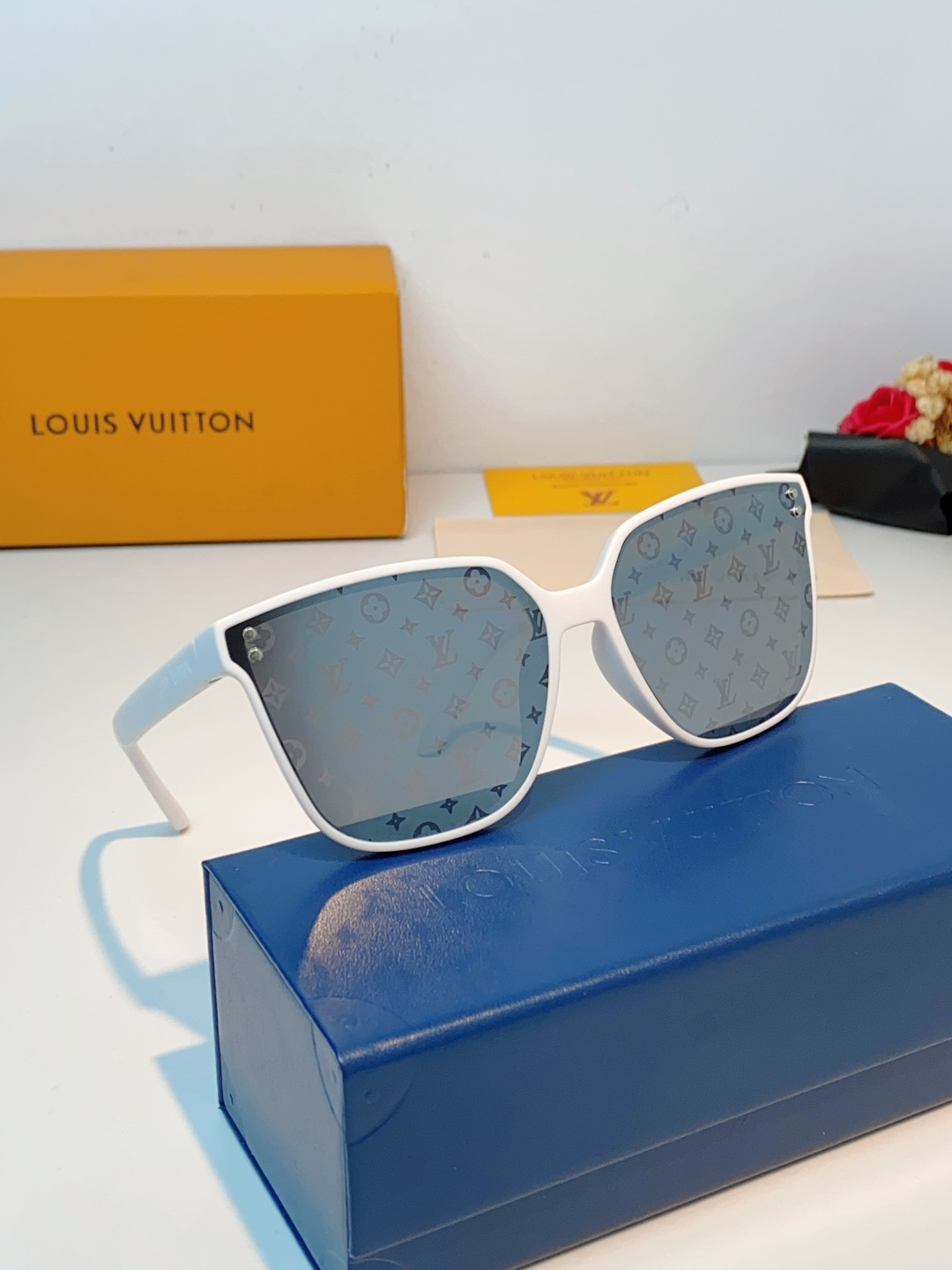 LOUISVUITTON路易威登  Lv大方框真的兼顾气场与显瘦效果！利落微阔方形镜框，恰到好处地包裹脸