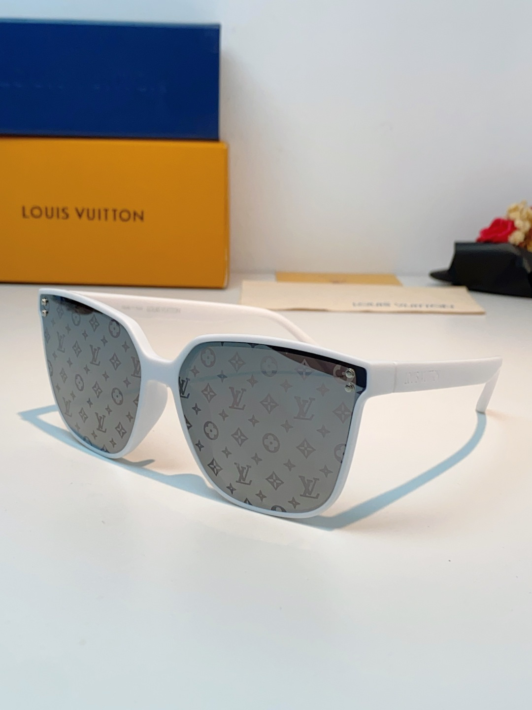 LOUISVUITTON路易威登  Lv大方框真的兼顾气场与显瘦效果！利落微阔方形镜框，恰到好处地包裹脸