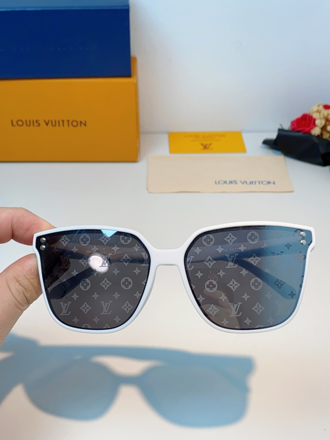 LOUISVUITTON路易威登  Lv大方框真的兼顾气场与显瘦效果！利落微阔方形镜框，恰到好处地包裹脸