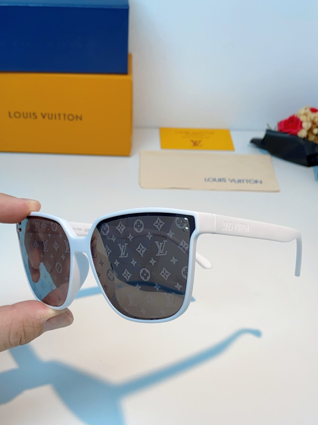 LOUISVUITTON路易威登  Lv大方框真的兼顾气场与显瘦效果！利落微阔方形镜框，恰到好处地包裹脸